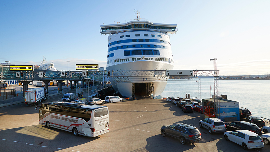 Bilar åker in i Tallink Siljas fartyg i Värtahamnen