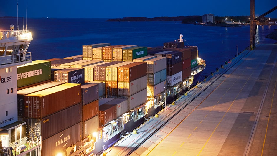 Containerfartyg vid kaj nattetid