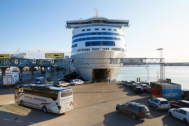 Bilar åker in i Tallink Siljas fartyg i Värtahamnen